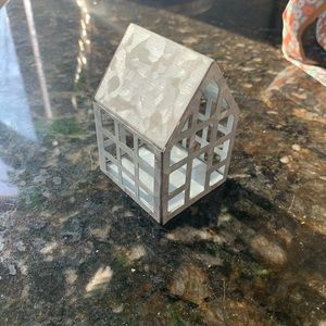 Mini metal farmhouse ❤️